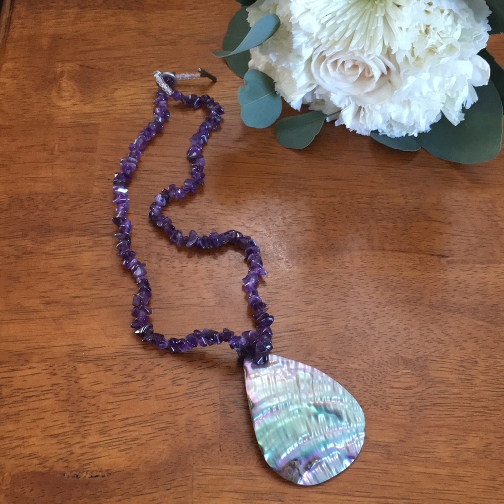 Beautiful Shell Necklace - Picture 2 of 4